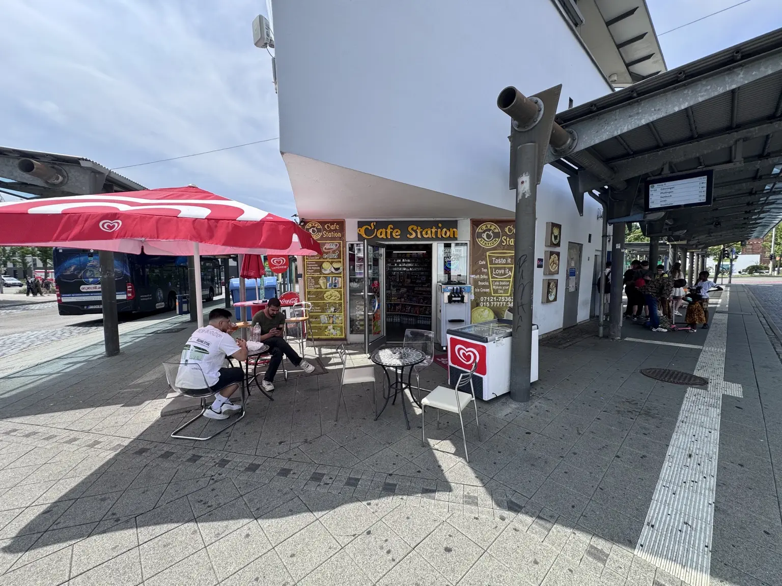 Café Station direkt am Reutlinger Bahnhof bei Tag