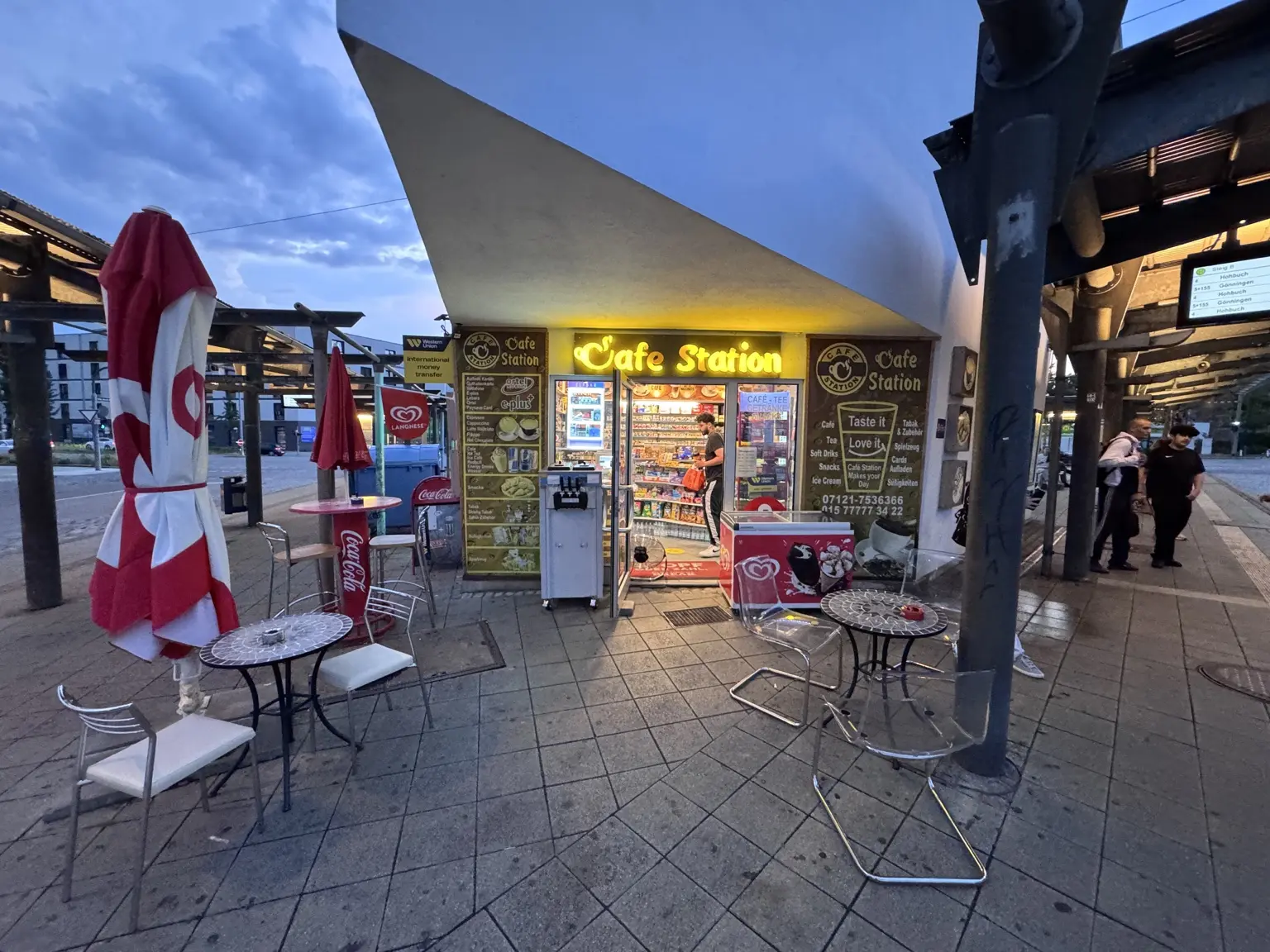 Café Station am Willy-Brandt-Platz in Reutlingen am Abend