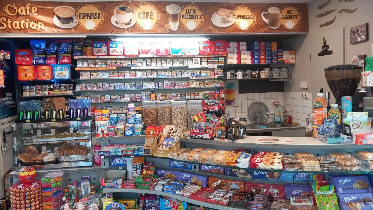 Innenraum der Café Station mit Getränken, Snacks und weiterem Sortiment
